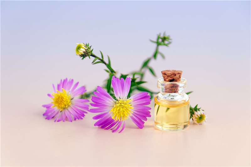 香氛產品中添加的是精油還是香精呢？